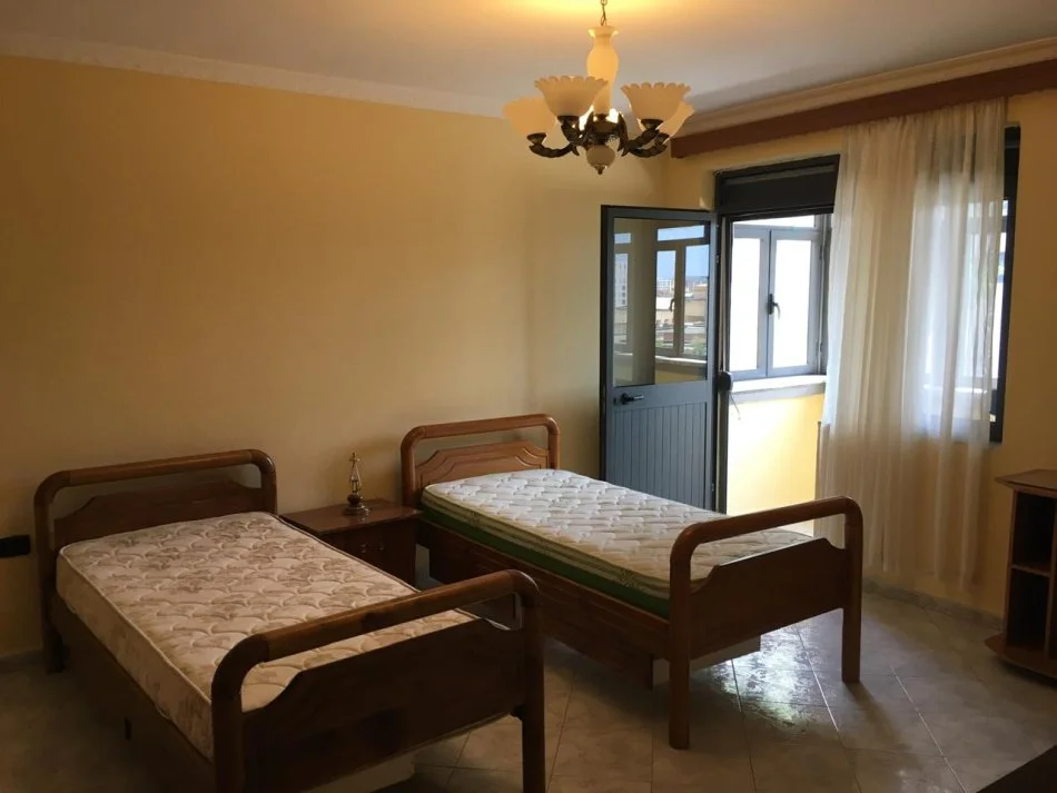 Tirane, jepet me qera apartament 2+1 Kati 5, 75 m² 400 € (Ish restorant Durresi)