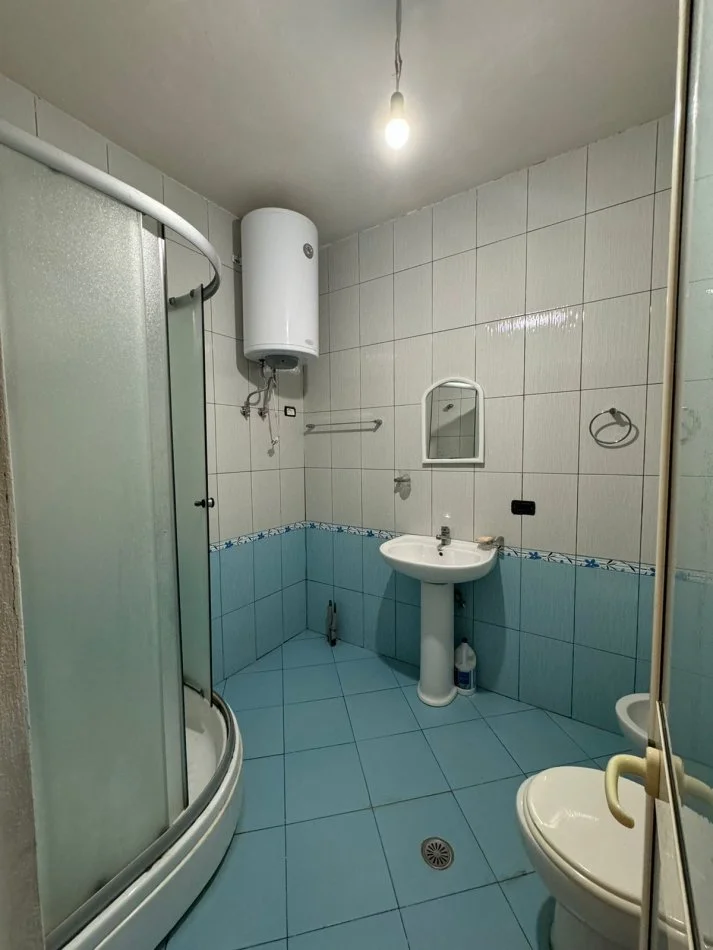 Tirane, jepet me qera apartament 1+1+Ballkon Kati 3, 50 m² 400 € (kopshi zoologjik)