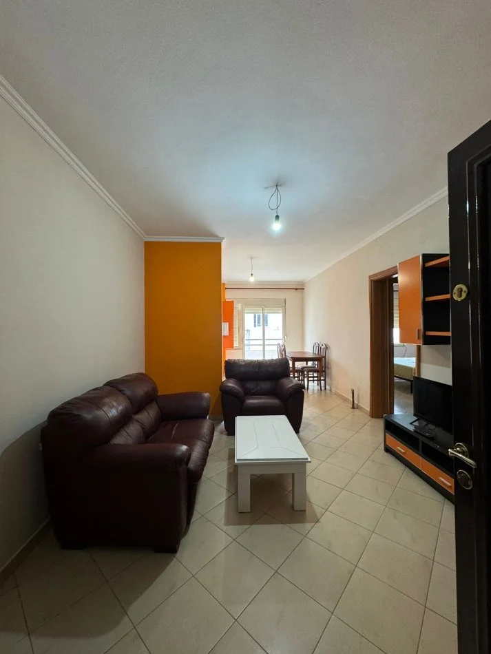 Tirane, jepet me qera apartament 1+1+Ballkon Kati 3, 50 m² 400 € (kopshi zoologjik)