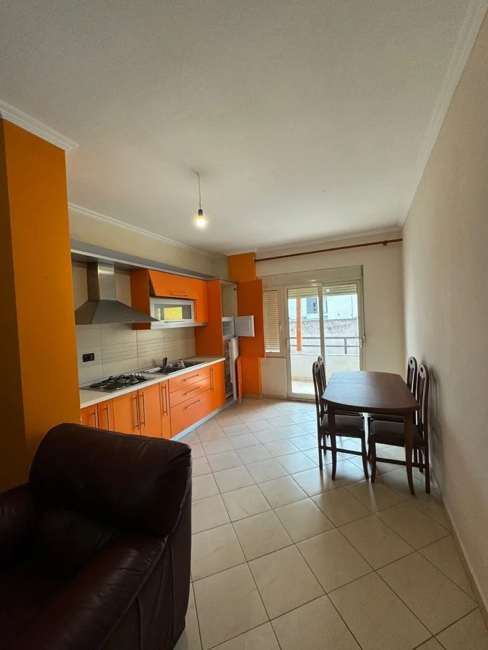 Tirane, jepet me qera apartament 1+1+Ballkon Kati 3, 50 m² 400 € (kopshi zoologjik)