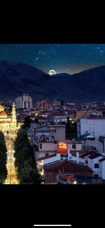 Korce, jepet me qera hotel Kati 0, 700 m² 2.500 € (Pedonale Korce)