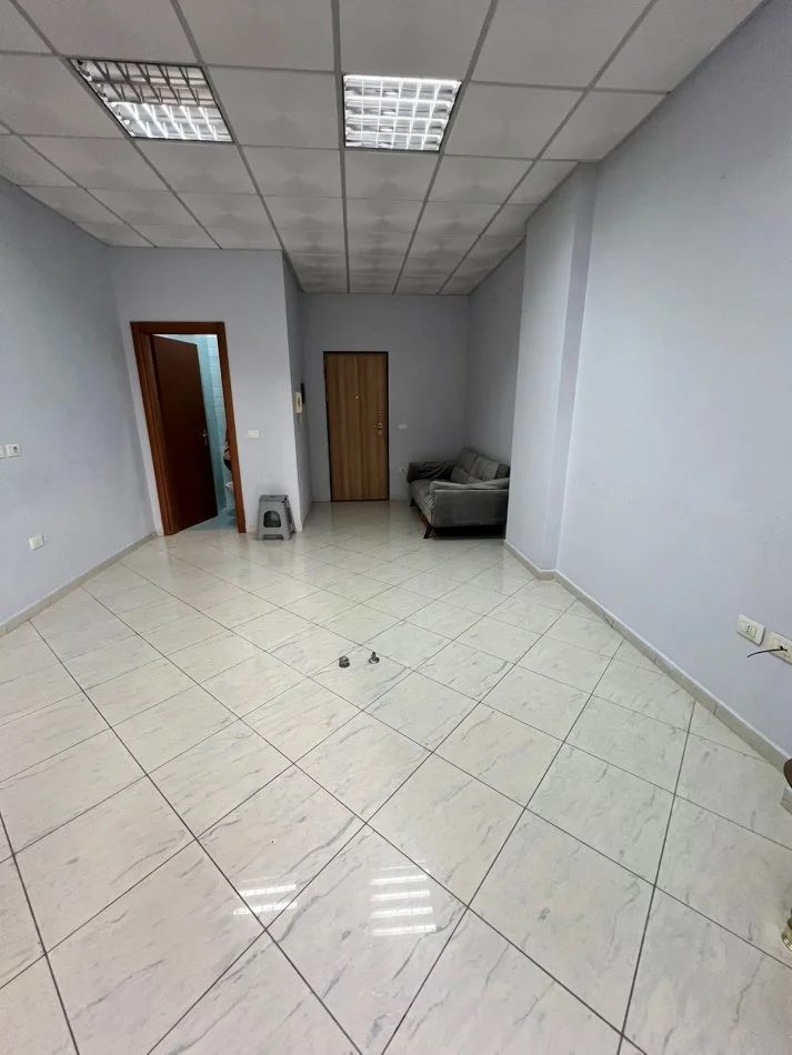 Jepet me Qira Ambient Biznesi në Don Bosko 350 €!