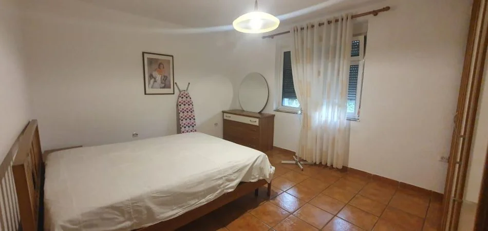 Tirane, jepet me qera apartament 2+1+Ballkon Kati 3, 75 m² 400 € (Hoxha Tahsim)
