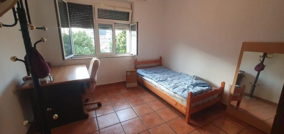 Tirane, jepet me qera apartament 2+1+Ballkon Kati 3, 75 m² 400 € (Hoxha Tahsim)