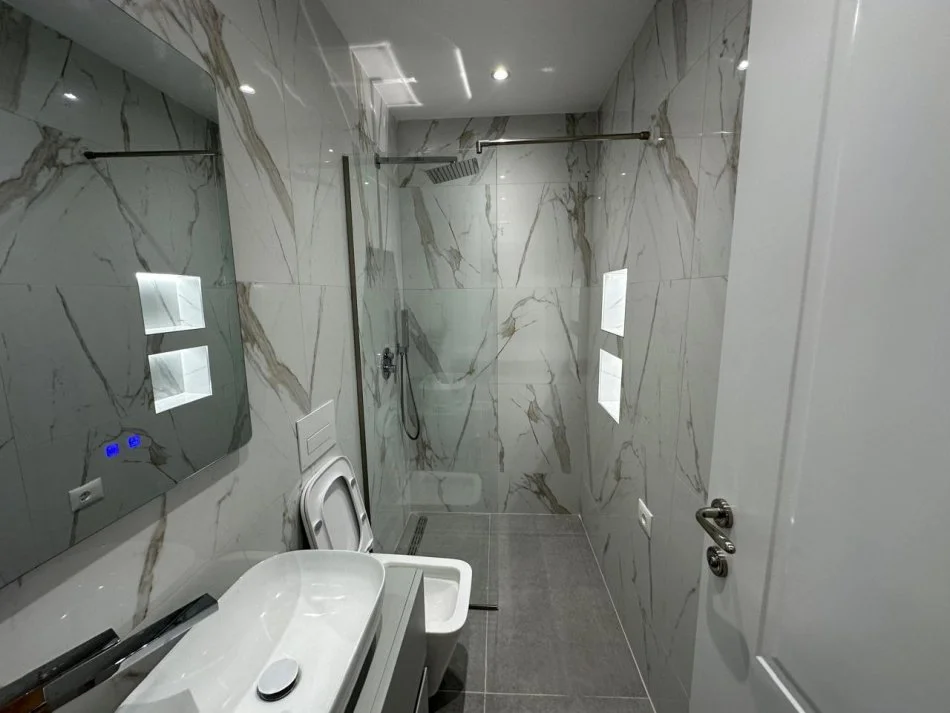 Tirane, jepet me qera apartament duplex 2+1+Ballkon Kati 3, 110 m² 1.500 € (QENDER)