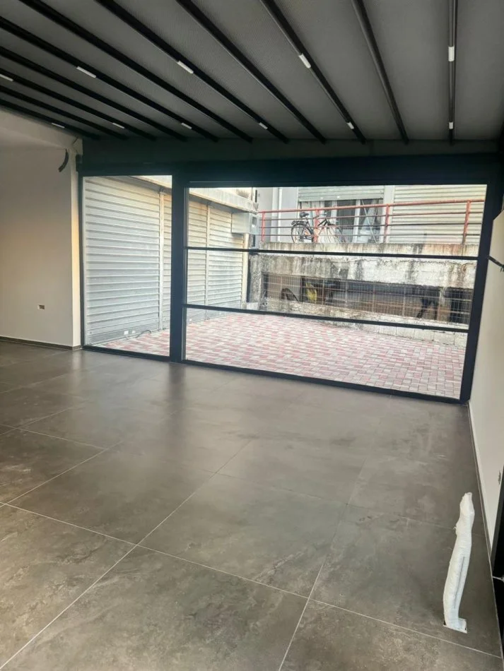 Tirane, jepet me qera ambjent biznesi Kati 0, 120 m² 2.000 € (Kristal Center)