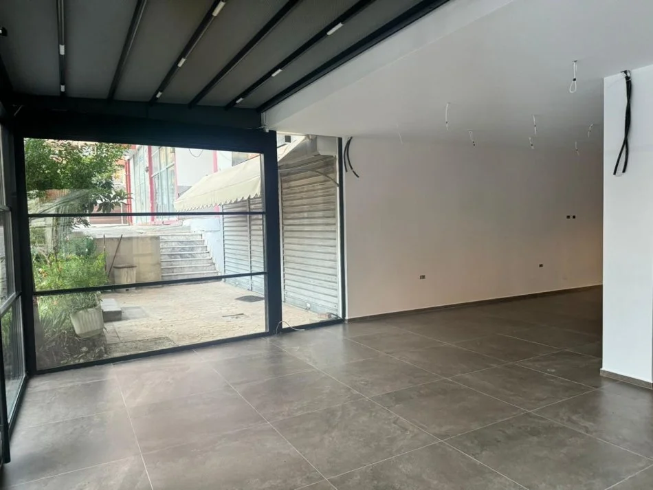 Tirane, jepet me qera ambjent biznesi Kati 0, 120 m² 2.000 € (Kristal Center)
