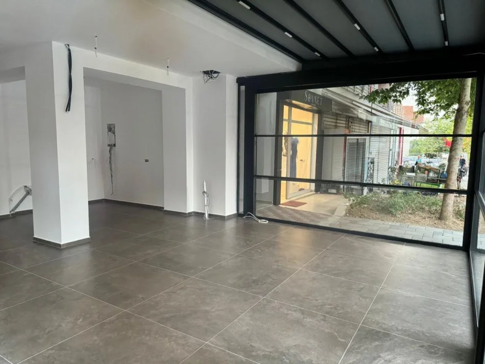 Tirane, jepet me qera ambjent biznesi Kati 0, 120 m² 2.000 € (Kristal Center)