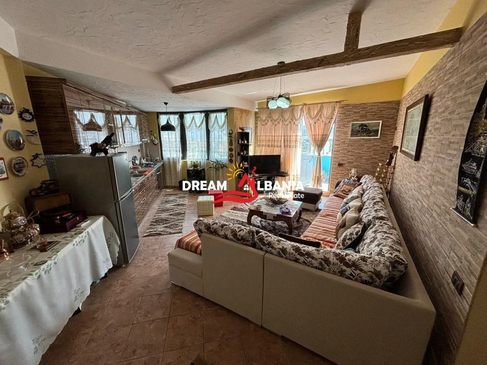 Tirane, jepet me qera apartament 1+1 Kati 10, 85 m² 450 € (ne Rrugen “Dritan Hoxha” tek Pallatet Blu)