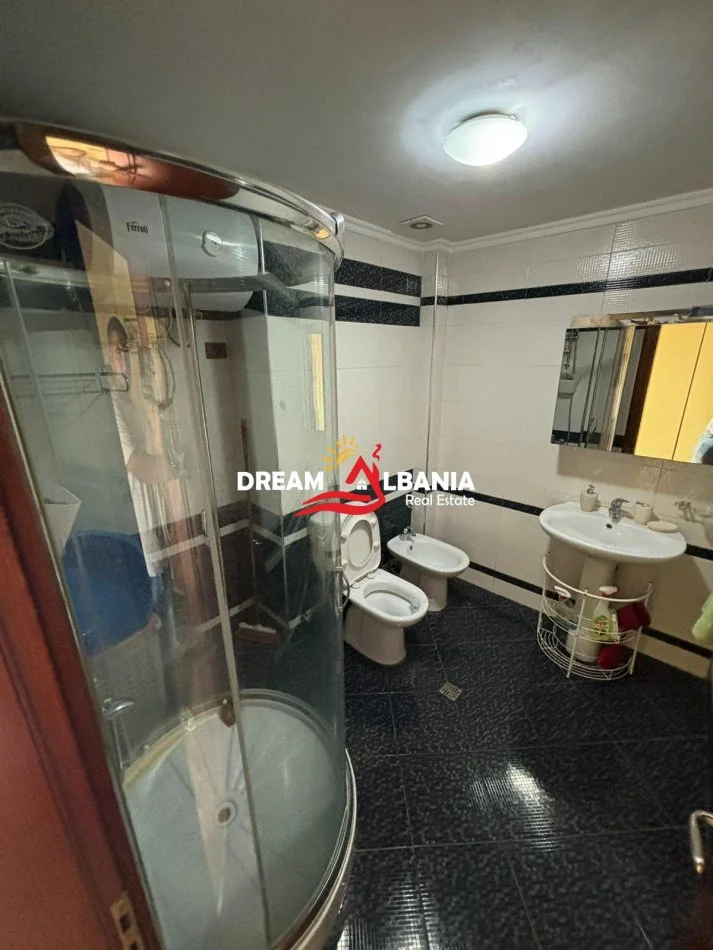 Tirane, jepet me qera apartament 1+1 Kati 10, 85 m² 450 € (ne Rrugen “Dritan Hoxha” tek Pallatet Blu)