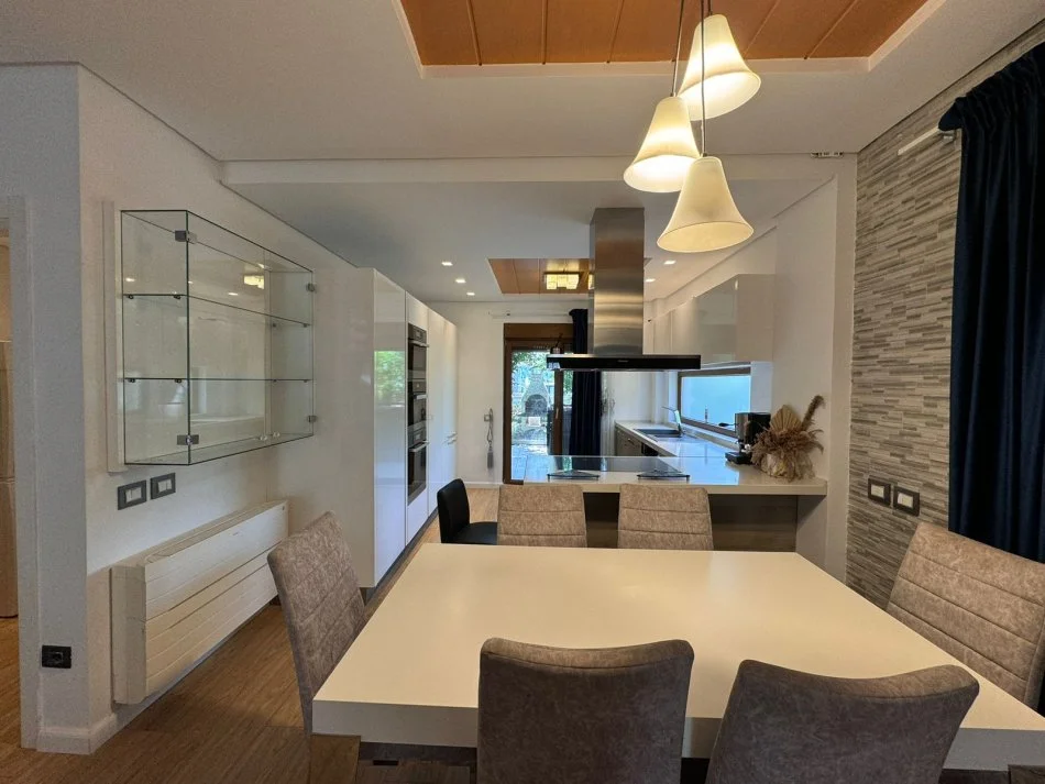 Tirane, jepet me qera apartament 3+1+Aneks+Ballkon Kati 0, 224 m² 3.000 € (LUNDER)