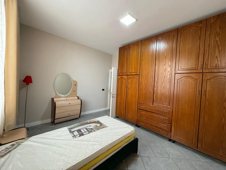Apartament 2+1+2 për qira në zonën e Kodrës së Diellit, Tiranë 550 € !
