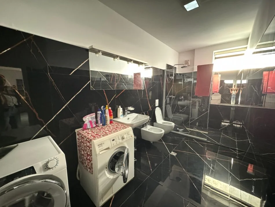 Apartament 2+1+2 për qira në zonën e Kodrës së Diellit, Tiranë 550 € !