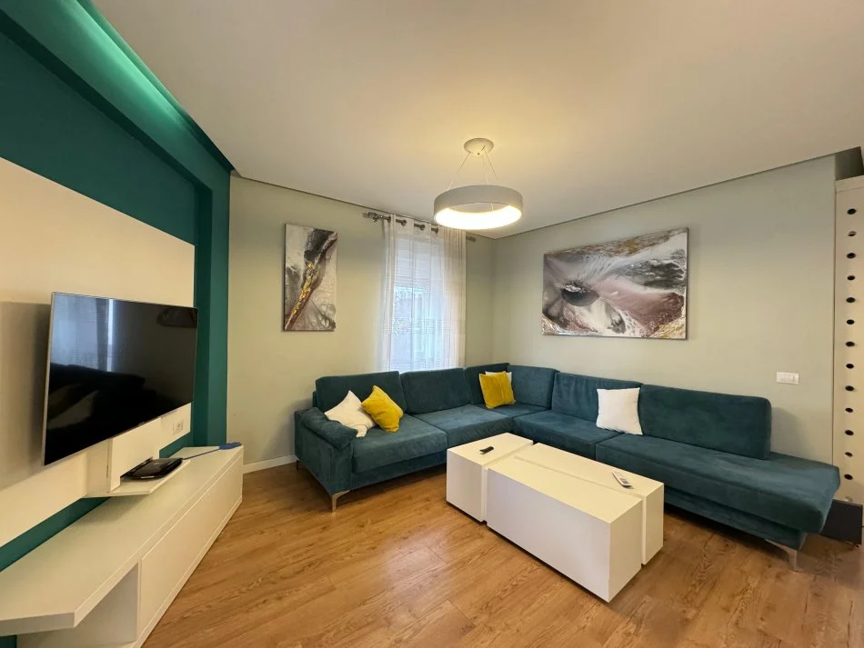 Jepet me Qira Apartament 2+1+2 tek 21 Dhjetori, në Kompleksin Kontakt 800 € !