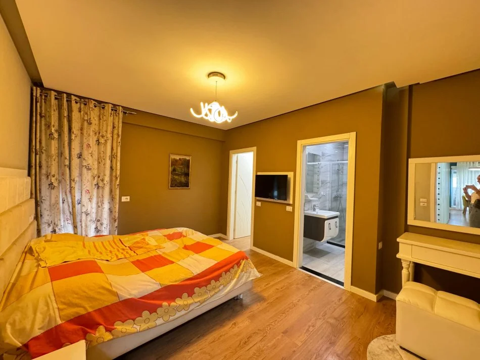 Jepet me Qira Apartament 2+1+2 tek 21 Dhjetori, në Kompleksin Kontakt 800 € !