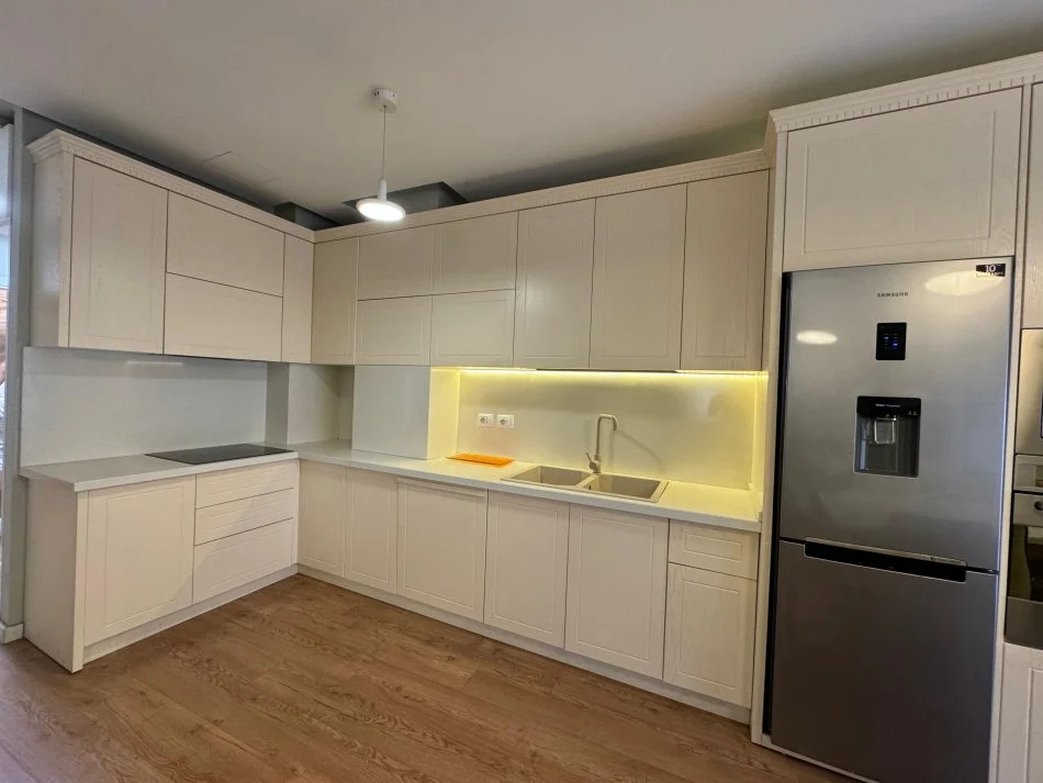 Jepet me Qira Apartament 2+1+2 tek 21 Dhjetori, në Kompleksin Kontakt 800 € !