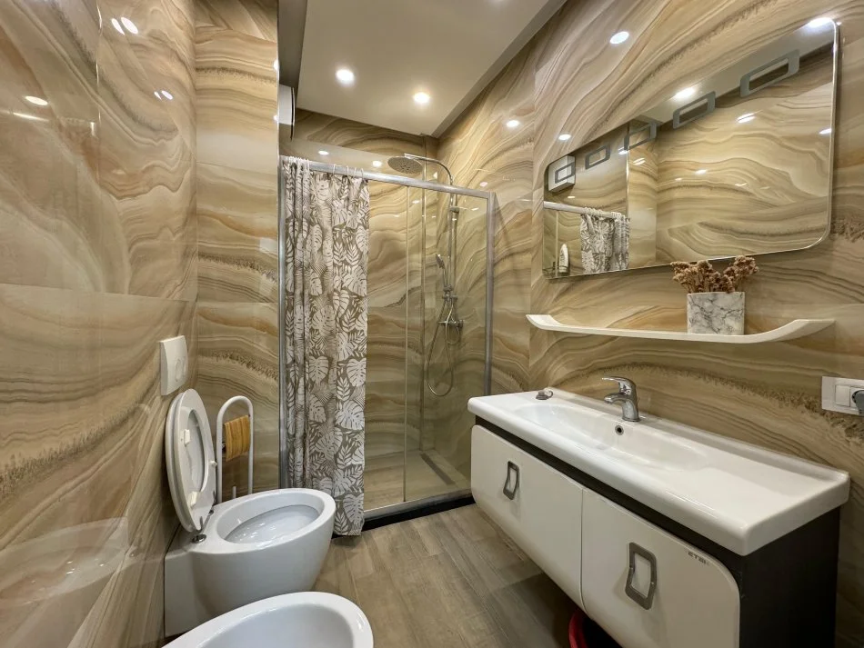 Jepet me Qira Apartament 2+1+2 tek 21 Dhjetori, në Kompleksin Kontakt 800 € !