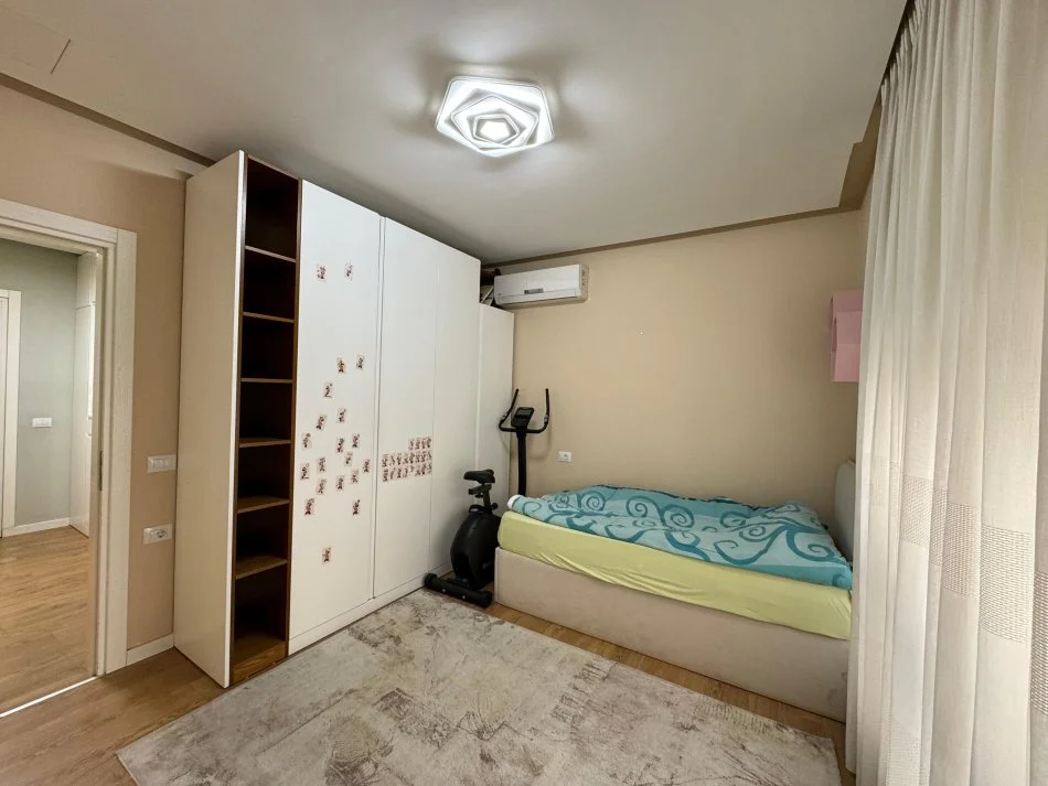 Jepet me Qira Apartament 2+1+2 tek 21 Dhjetori, në Kompleksin Kontakt 800 € !