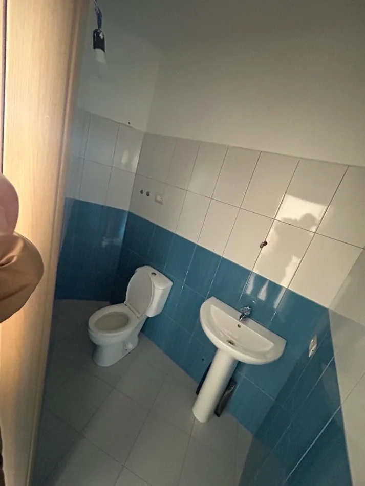 Tirane, jepet me qera ambjent biznesi Kati 3, 22 m² 250 € (Rruga Liqeni i Thate)