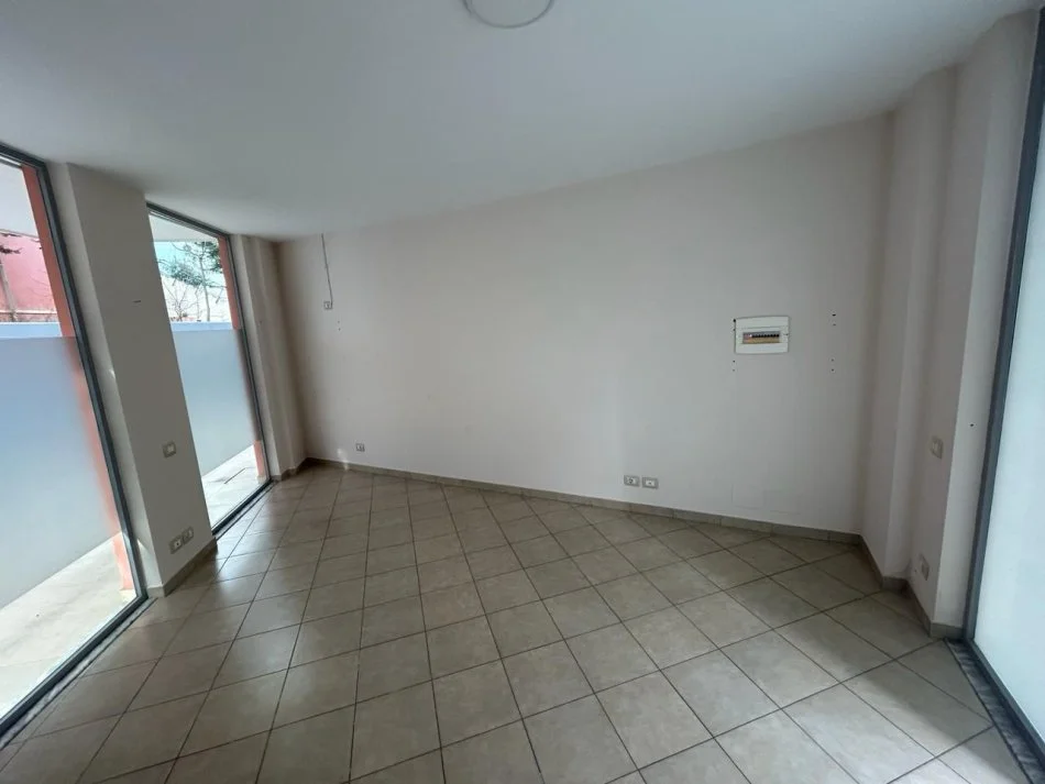Tirane, jepet me qera ambjent biznesi Kati 3, 22 m² 250 € (Rruga Liqeni i Thate)