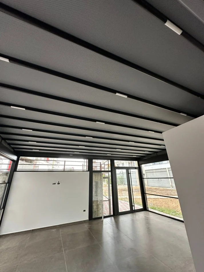 Tirane, jepet me qera ambjent biznesi Kati 0, 120 m² 2.000 € (Kristal Center)