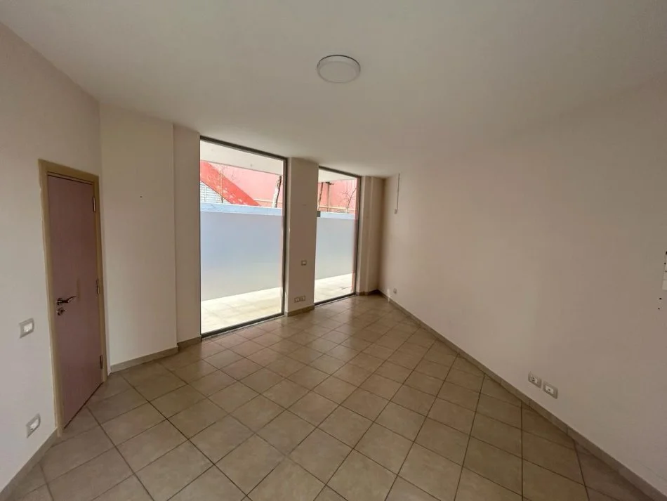Tirane, jepet me qera ambjent biznesi Kati 0, 22 m² 250 € (Liqeni i Thate)