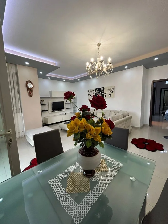 Tirane, jepet me qera apartament 3+1+Ballkon Kati 1, 138 m² 450 € (Kodra e Priftit)