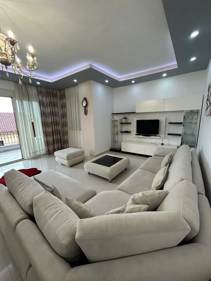 Tirane, jepet me qera apartament 3+1+Ballkon Kati 1, 138 m² 450 € (Kodra e Priftit)