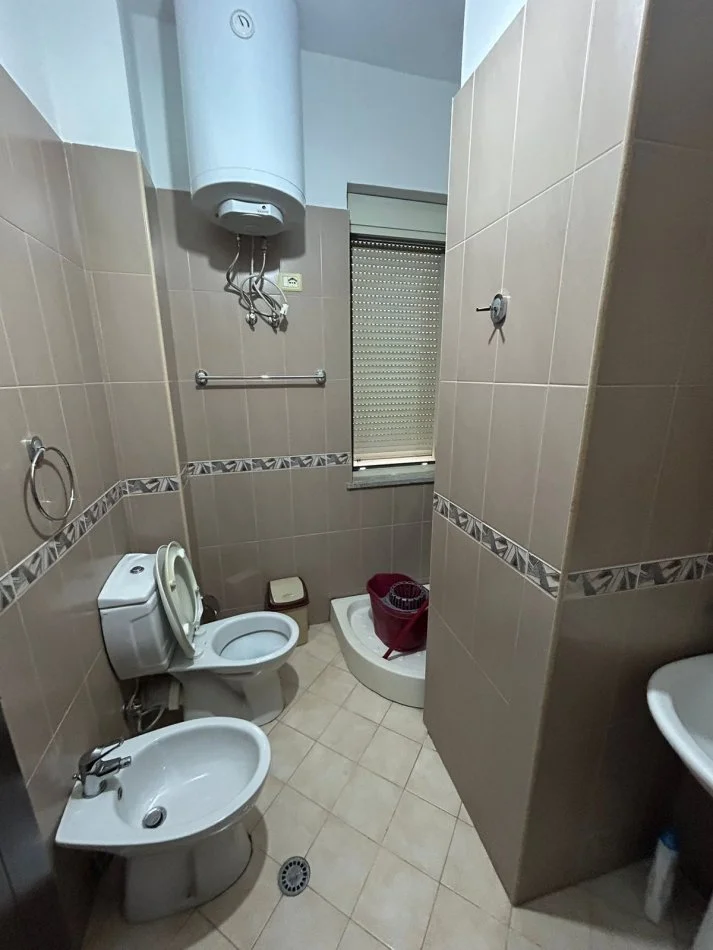 Tirane, jepet me qera apartament 3+1+Ballkon Kati 1, 138 m² 450 € (Kodra e Priftit)