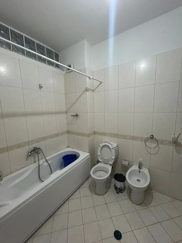 Tirane, jepet me qera apartament 3+1+Ballkon Kati 1, 138 m² 450 € (Kodra e Priftit)