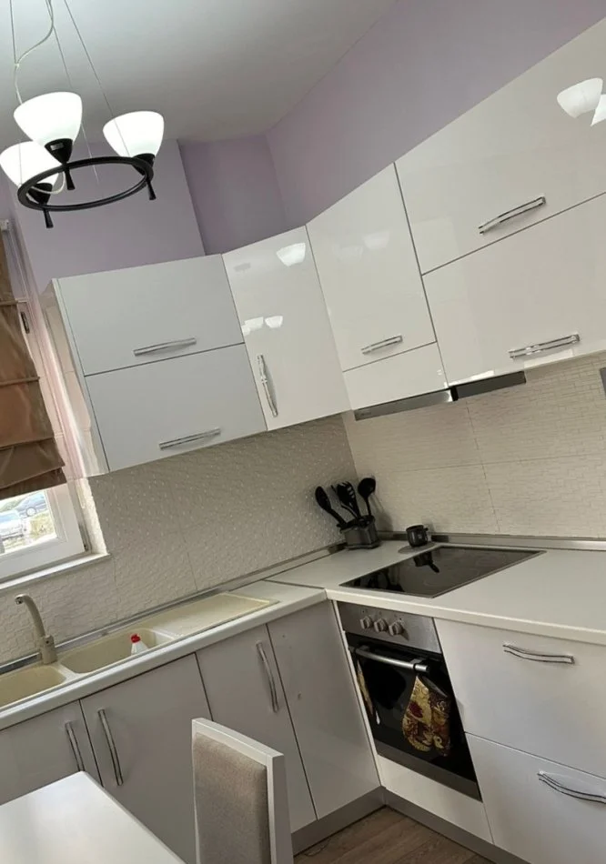 Tirane, jepet me qera apartament 1+1+Ballkon Kati 2, 76 m² 600 € (Liqeni i thate)