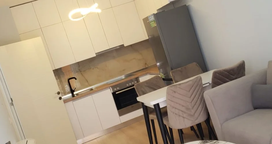 Tirane, jepet me qera apartament 1+1+Ballkon Kati 7, 65 m² 500 € (Xhamlliku)