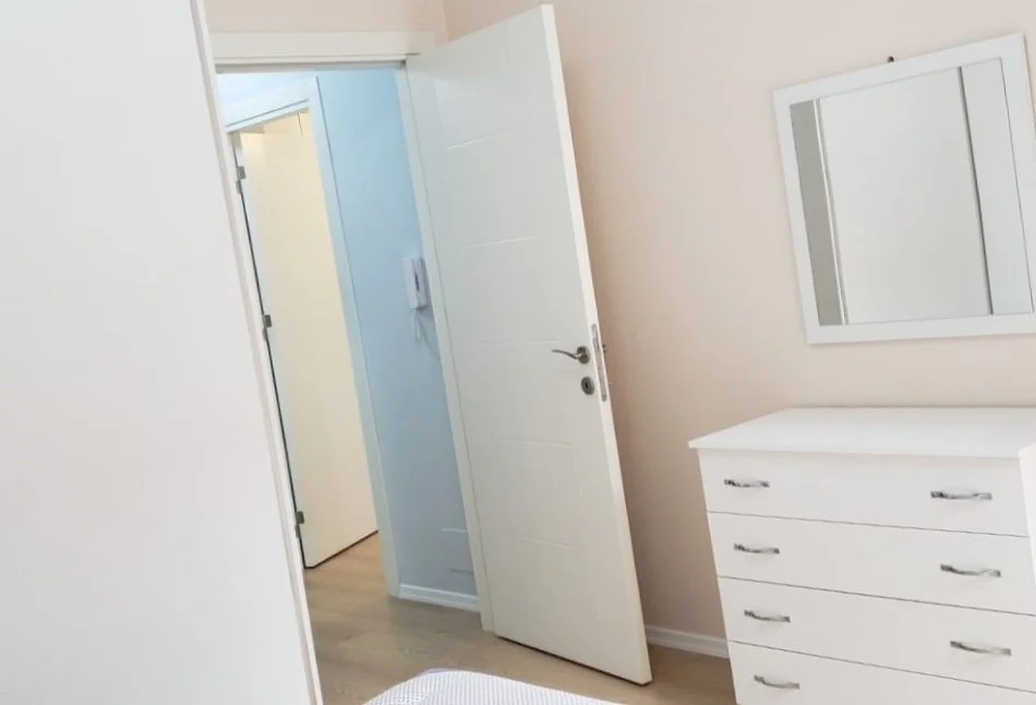 Tirane, jepet me qera apartament 1+1+Ballkon Kati 7, 65 m² 500 € (Xhamlliku)