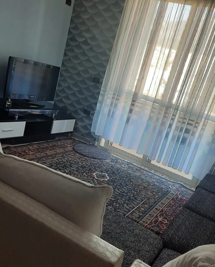 Tirane, jepet me qera apartament 1+1+Ballkon Kati 4, 65 m² 350 € (Fresku)