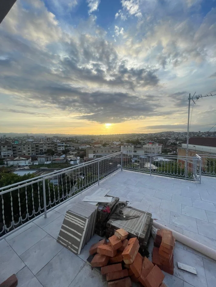 Tirane, shitet apartament+verande | Penthouse 1+1+Ballkon Kati 5, 60 m² (Rruga Aleksander Moisiu)