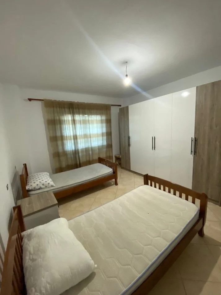 Tirane, jap me qera apartament 2+1+Ballkon Kati 4, 107 m² 700 € (Rruga ASim Vokshi)