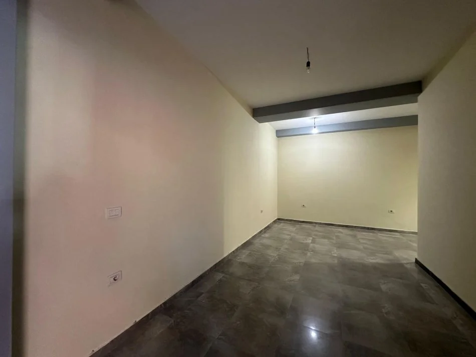 Shitet dhe Jepet me Qira Ambient Biznesi tek Liqeni i Thatë  950 € !