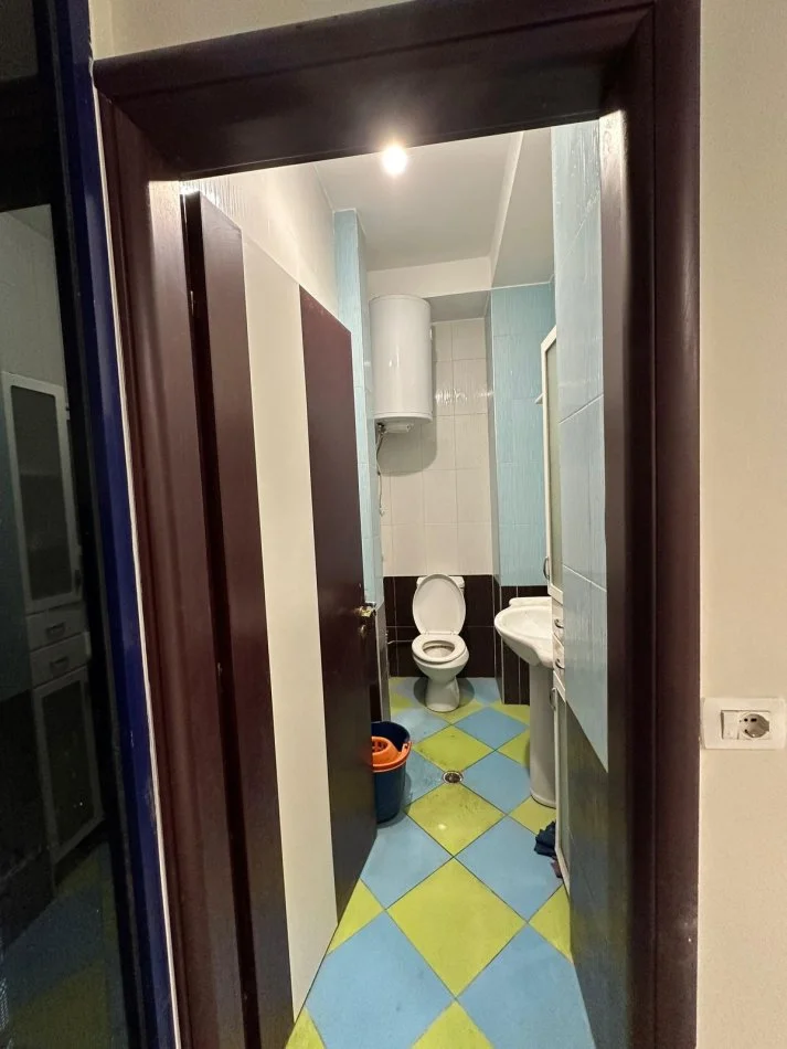 Shitet dhe Jepet me Qira Ambient Biznesi tek Liqeni i Thatë  950 € !