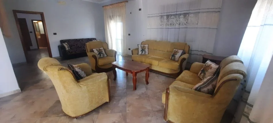 Tirane, jepet me qera apartament 1+1 Kati 2, 120 m² 500 € (Porcelan)