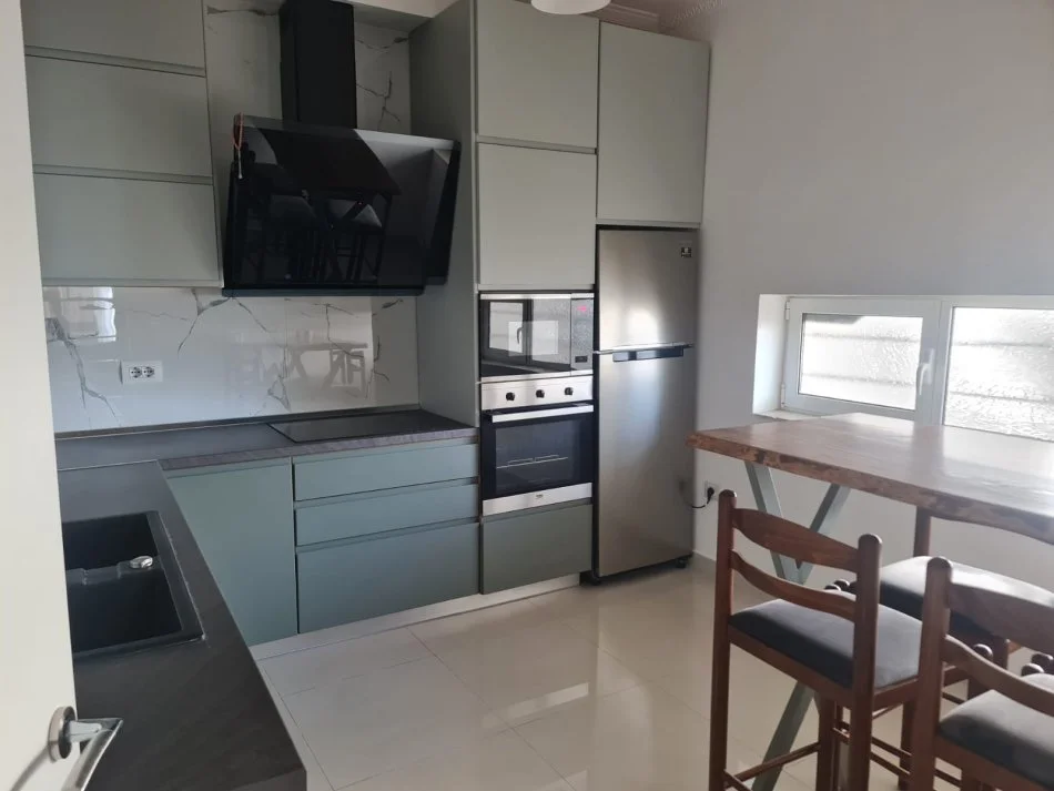Tirane, jap me qera apartament 2+1 Kati 2, 127 m² 800 € (Xhamia Kopshti Botanik)