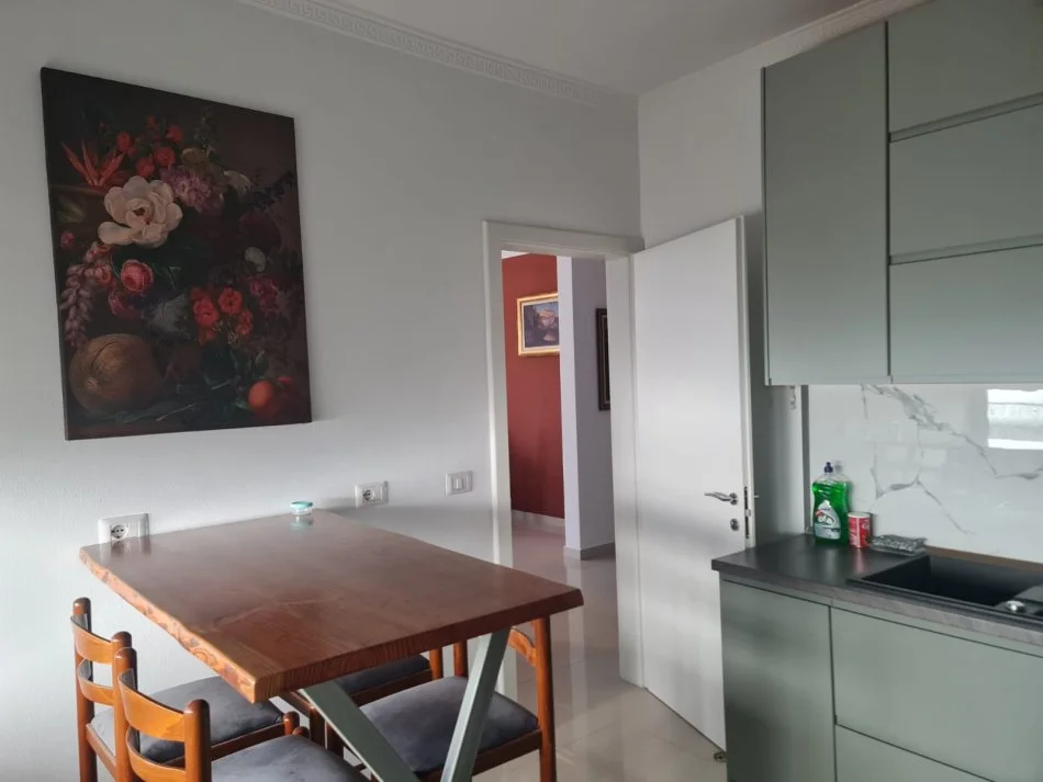 Tirane, jap me qera apartament 2+1 Kati 2, 127 m² 800 € (Xhamia Kopshti Botanik)