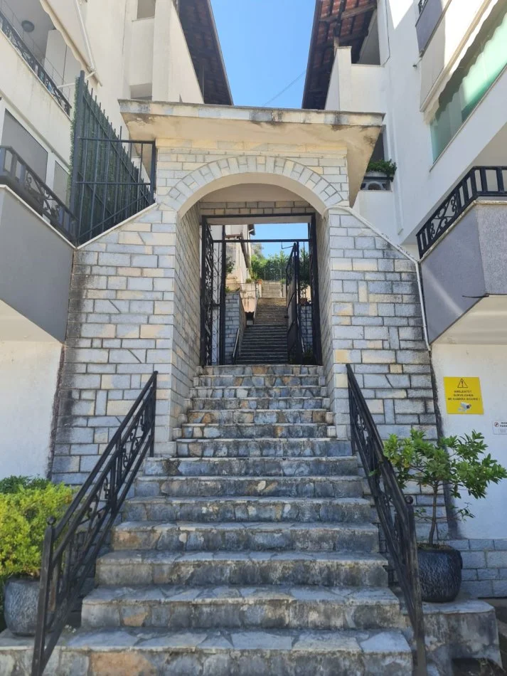 Tirane, jap me qera apartament 2+1 Kati 2, 127 m² 800 € (Xhamia Kopshti Botanik)