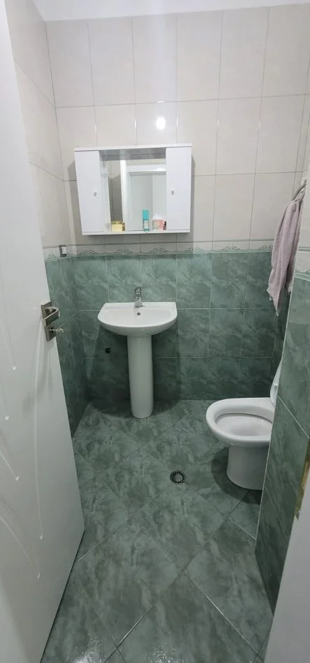Tirane, jap me qera apartament 2+1+Ballkon Kati 4, 107 m² 700 € (Rruga ASim Vokshi)