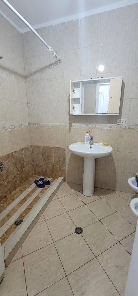 Tirane, jap me qera apartament 2+1+Ballkon Kati 4, 107 m² 700 € (Rruga ASim Vokshi)