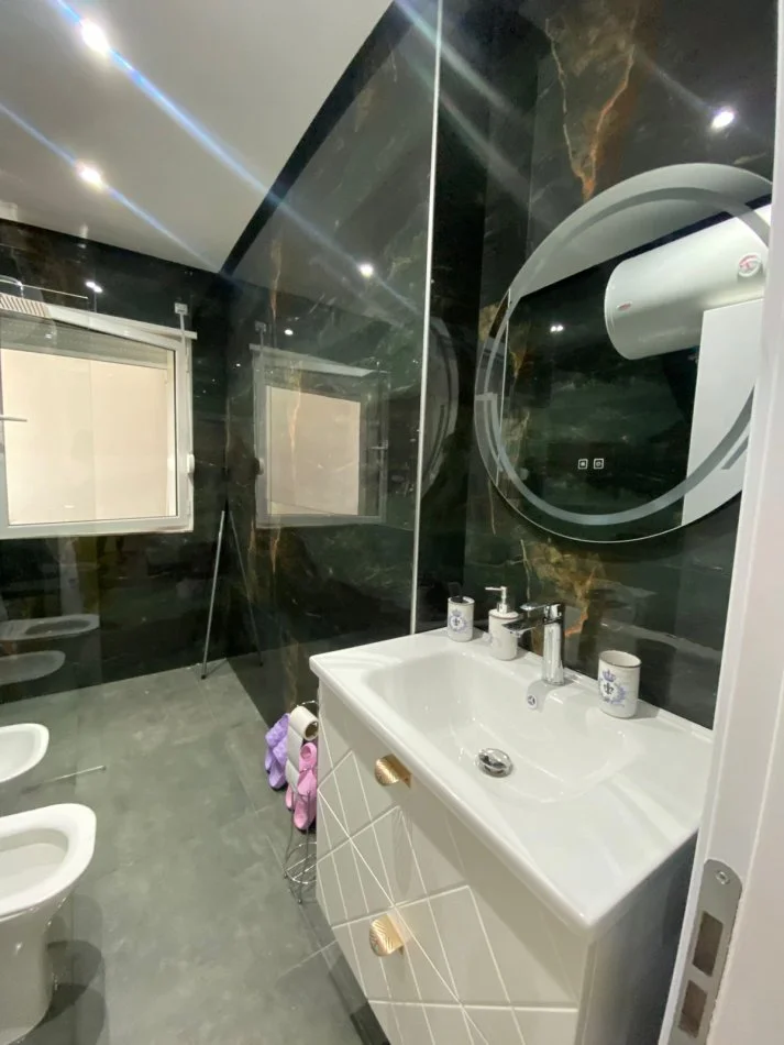 JEPET ME QIRA, APARTAMENT 2+1, RRUGA E BOGDANËVE, TIRANË, 900 EURO/MUAJ