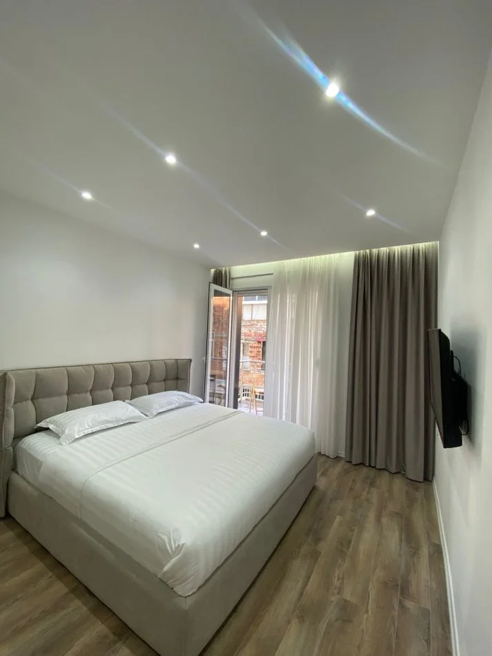 JEPET ME QIRA, APARTAMENT 2+1, RRUGA E BOGDANËVE, TIRANË, 900 EURO/MUAJ