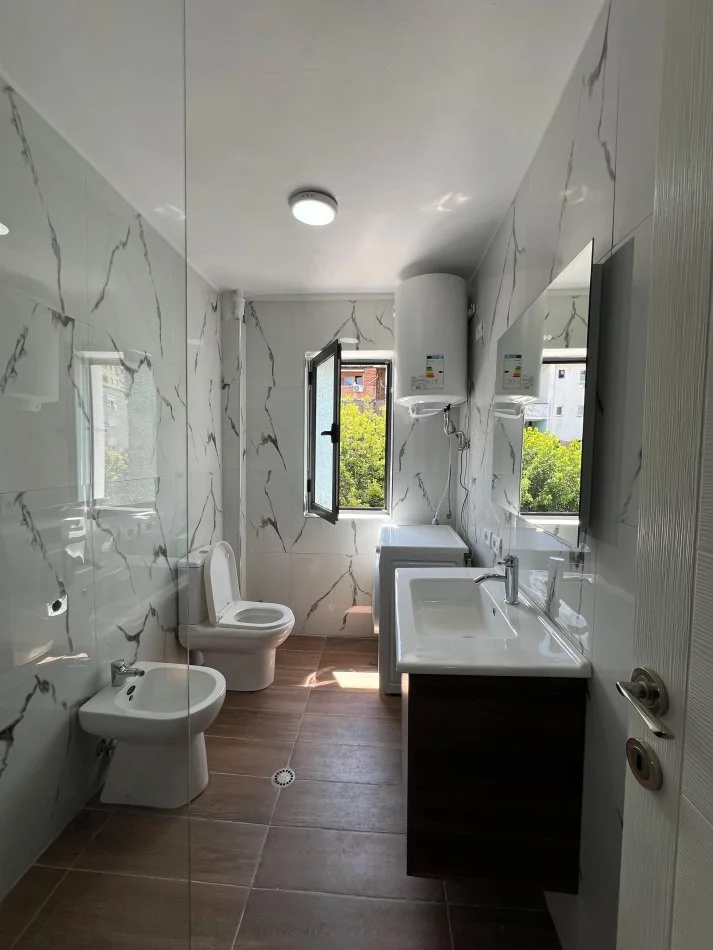 Tirane, jepet me qera apartament 1+1 Kati 3, 53 m² 400 € (Ferit Xhajko)