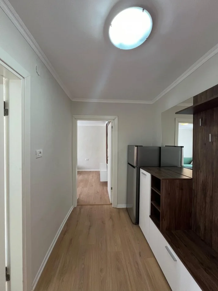 Tirane, jepet me qera apartament 1+1 Kati 3, 53 m² 400 € (Ferit Xhajko)