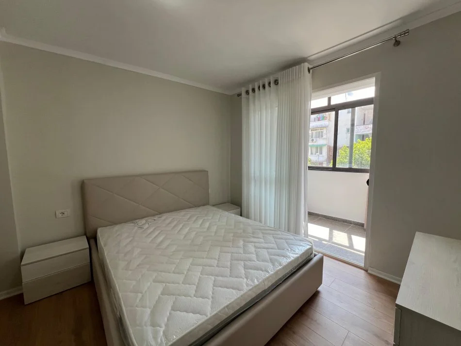 Tirane, jepet me qera apartament 1+1 Kati 3, 53 m² 400 € (Ferit Xhajko)