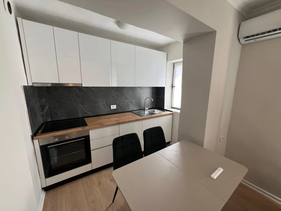 Tirane, jepet me qera apartament 1+1 Kati 3, 53 m² 400 € (Ferit Xhajko)